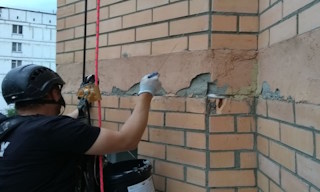 Обследование фасада здания в Черняховске в октябре